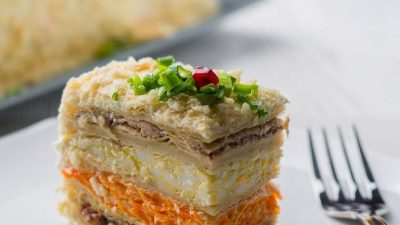 Закусочный «Наполеон» с рыбными консервами и сыром
