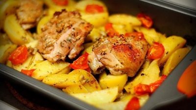 Куриные бедра в кефире с картофелем
