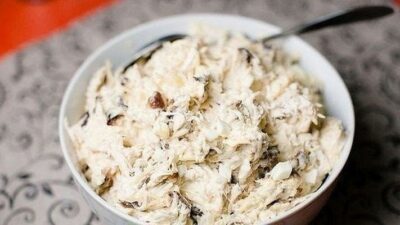 Салат из куриной грудки с черносливом, брынзой и орехами