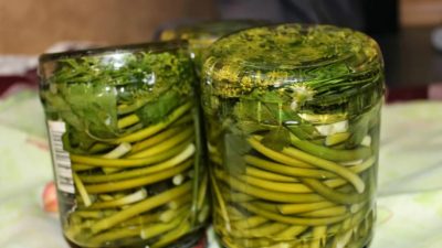 Маринованные стрелки чеснока с укропом и петрушкой