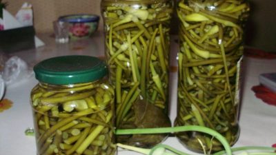 Маринованные стрелки чеснока с корицей на зиму