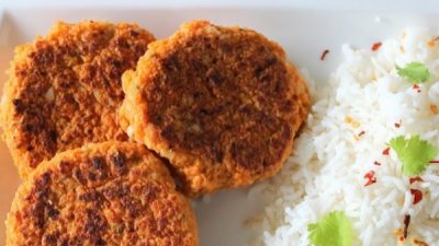 Котлеты из консервированной сайры в сухарях