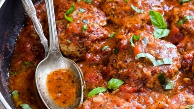 Куриные котлеты с манкой в томатном соусе