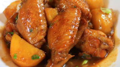 Куриные крылышки в маринаде с картошкой в рукаве