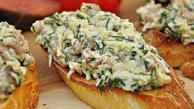 Бутерброды с печенью трески и чесноком