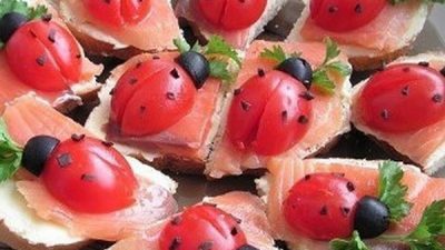 Бутерброды «Божьи коровки» с красной рыбой и помидорами