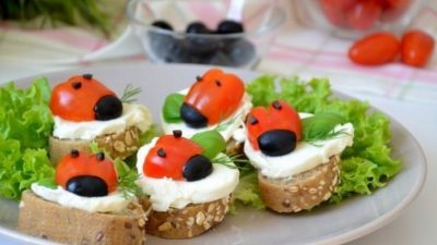 Бутерброды «Божьи коровки» с сыром и помидорами