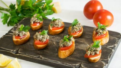 Итальянские кростини с беконом и сыром