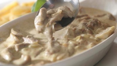 Мясо с шампиньонами и овощами в сметанном соусе