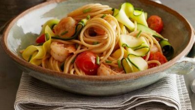 Паста с кабачком, помидорами и базиликом