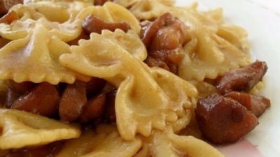 Паста фарфалле с курицей в соевом соусе