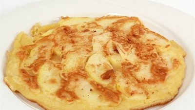 Омлет из творога и яблок с корицей