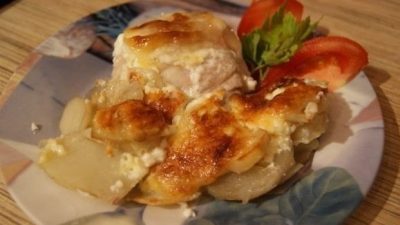 Куриные бедра с чесноком в картофельном кольце