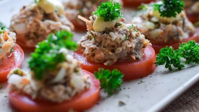 Рыбная закуска с яблоком на помидорах