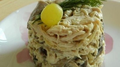 Салат из грибов с сыром и курицей