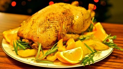 Утка с апельсинами и корицей в духовке