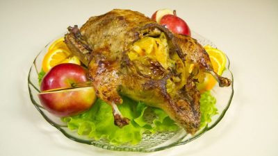 Фаршированная утка с апельсинами и яблоками в духовке