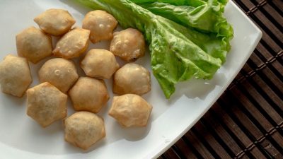 Жареные пельмени-готи со свининой и китайской капустой