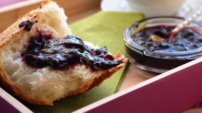 Варенье из черного винограда с корицей