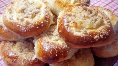 Ватрушки на кефире с яблоками и штрейзелем