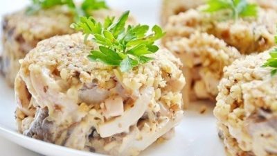 Ореховый салат с шампиньонами и кальмарами