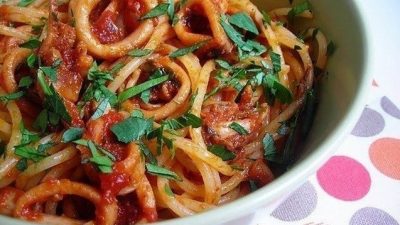 Кальмары с чесноком под томатный соусом