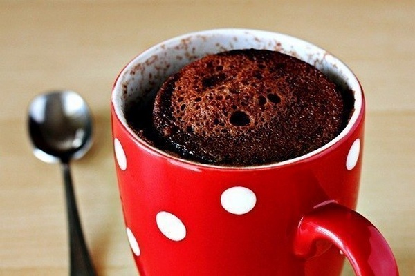 Шоколадно-ванильный кекс в кружке на завтрак