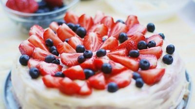 Ягодно-бисквитный торт со сметанным кремом