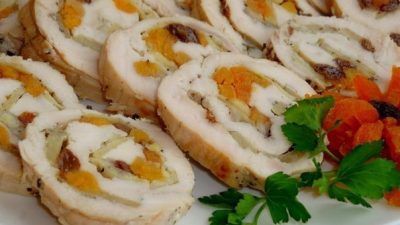 Куриный рулет с яблоком и сухофруктами
