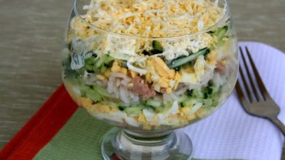 Салат из печени трески с картофелем, яйцами и горошком