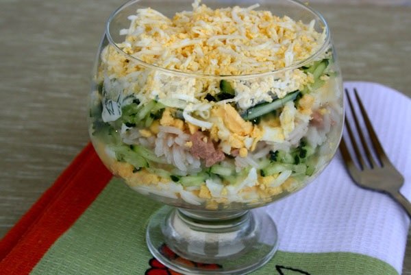Салат из печени трески с картофелем, яйцами и горошком, рецепт с фото