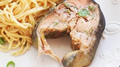 Копченые стейки горбуши в сковороде