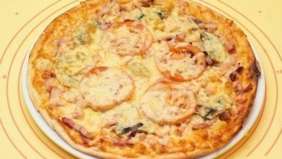 Домашняя пицца с чесноком, помидорами и грибами