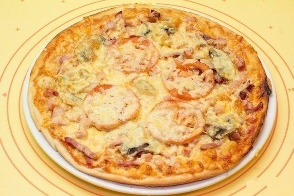 Домашняя пицца с чесноком, помидорами и грибами
