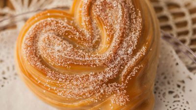 Простой рецепт сдобных булочек с сахаром в духовке