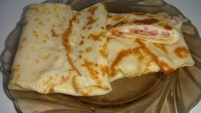 Блинчики с плавленым сыром и ветчиной на сковороде