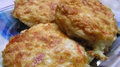 Котлеты из крабовых палочек с чесноком и сыром