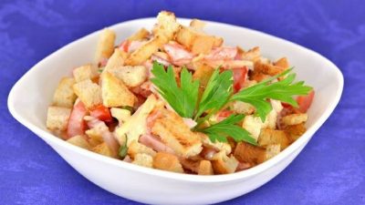 Салат из варено-копченой грудинки с помидорами и сухариками