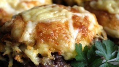 Стожки из мясного фарша с горчичным соусом