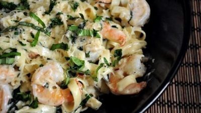 Паста фетучини с креветками и сыром в сливочном соусе