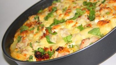 Картофельная запеканка с курицей под сыром в духовке
