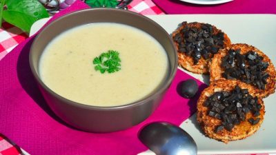 Чесночный крем-суп с гренками и оливками