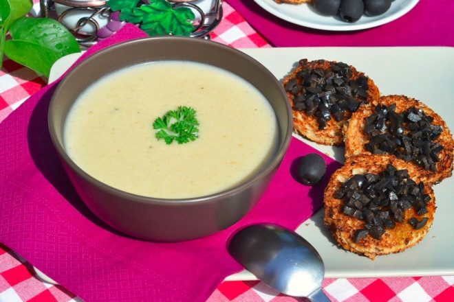 Чесночный крем-суп с гренками и оливками