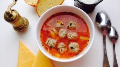 Томатный суп с чесночными фрикадельками