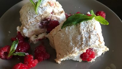 Меренговый рулет с малиной, фисташками и сыром