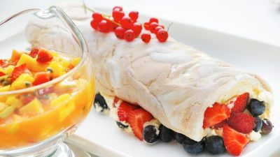 Меренговый малиновый рулет с маскарпоне