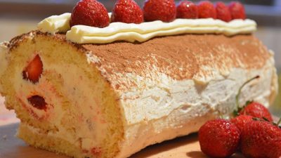 Меренговый рулет с клубникой в шоколаде
