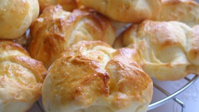 Дрожжевые булочки с твердым сыром в духовке
