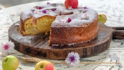 Шарлотка с яблоками на молоке с разрыхлителем