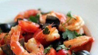 Теплый салат с креветками, помидорами черри и маслинами